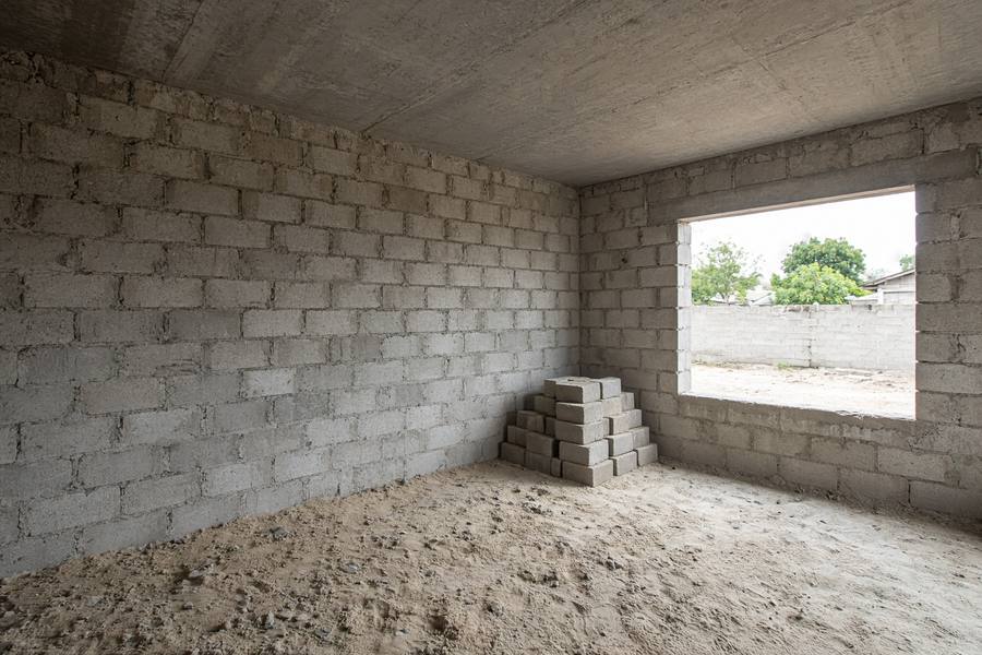 Pièce en agglos non enduite, chantier à l'arrêt